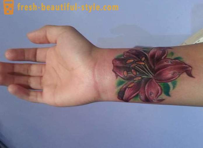Ziedu tetovējums uz rokas par meitenēm. vērtība