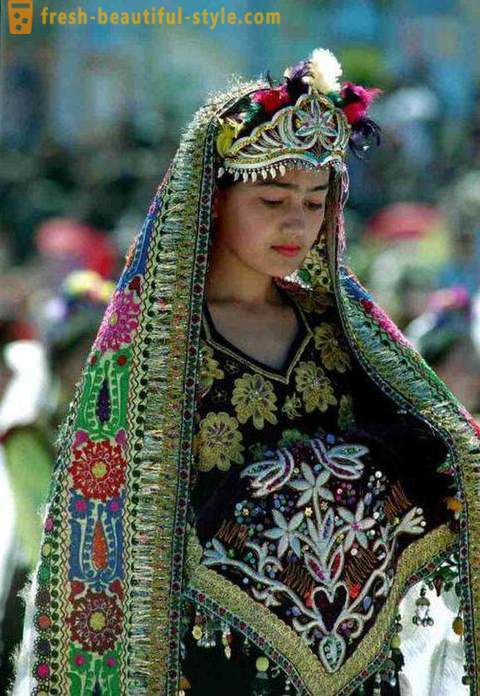 Uzbeku kleitas: īpatnības