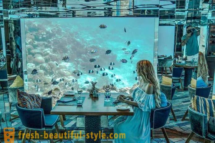 Luksusa zemūdens restorāns Maldīvu salās