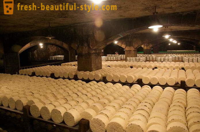 Ražošanas process franču Rokforas sieru no vecās receptes