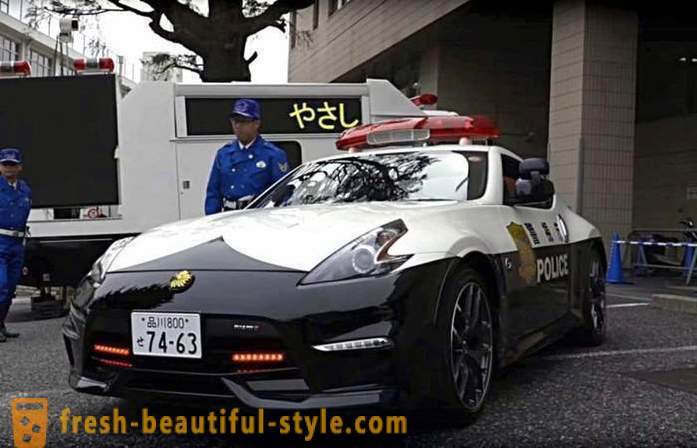 Stāvas japāņu policijas automašīnas