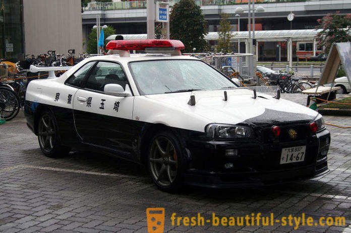 Stāvas japāņu policijas automašīnas