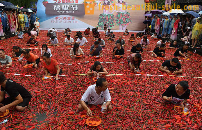Nav par vāju sirds: Ķīnā bija konkurss-ēšanas pipari uz ātrumu