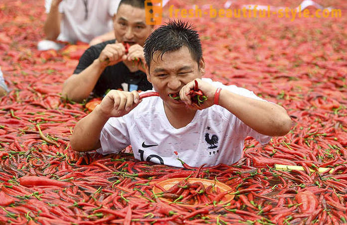 Nav par vāju sirds: Ķīnā bija konkurss-ēšanas pipari uz ātrumu