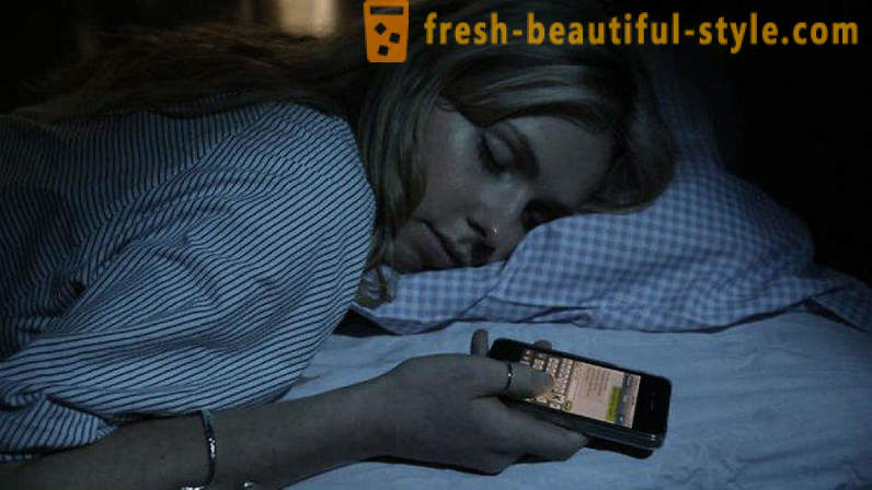 Zinātnieki ir atklājuši, kādēļ jūs nevarat gulēt ar viedtālruni
