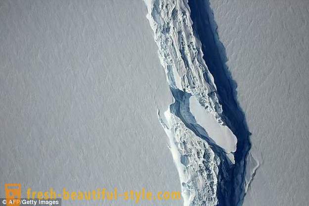 Aisbergs no Antarktīdas nolauza platība ir vairāk nekā divi no Maskavas