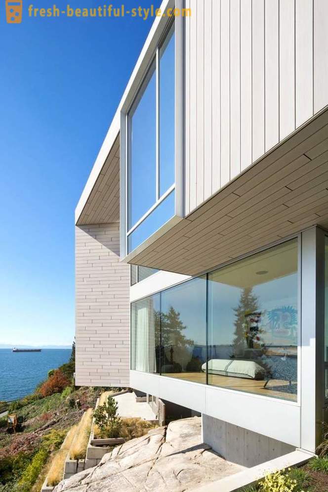 Arhitektūra un interjers mājas ar okeāna rietumu Vankūverā