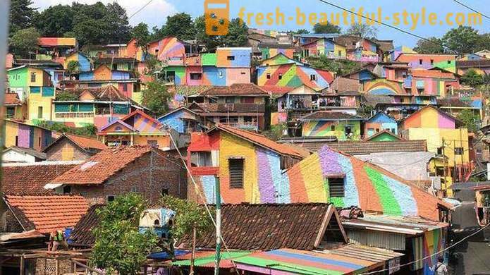 Māju Indonēzijas ciema krāsotas visās varavīksnes krāsās
