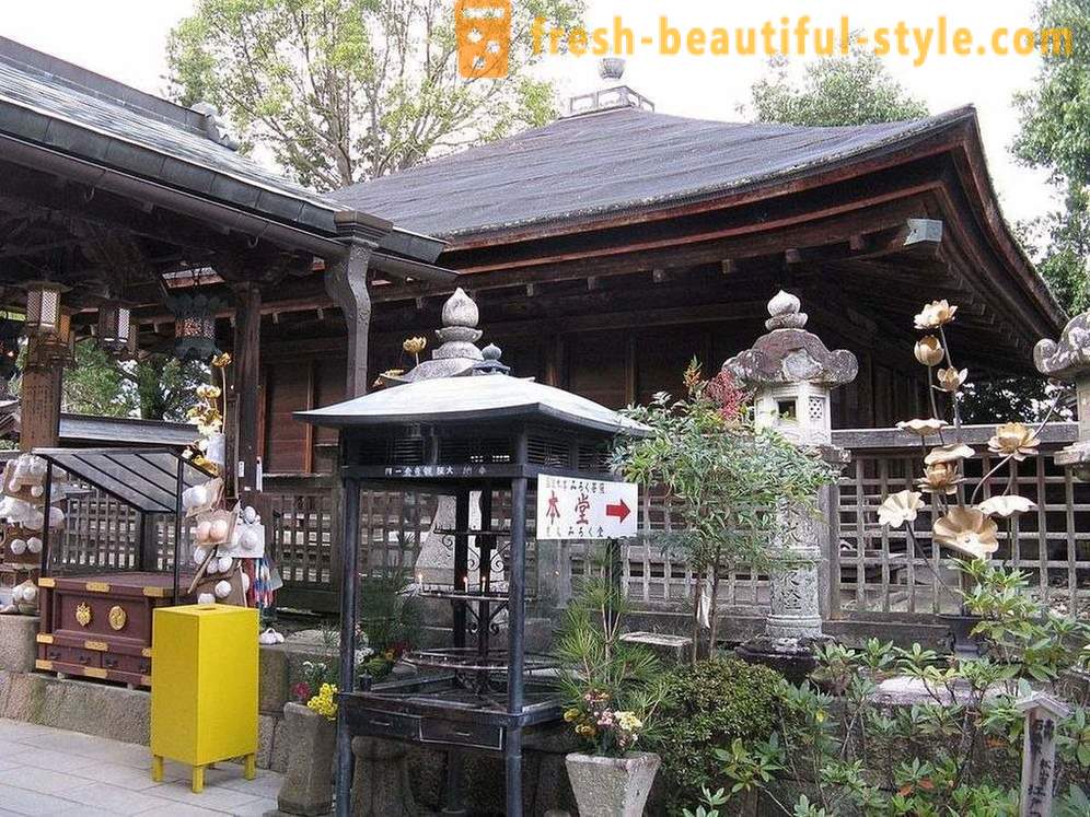 Japānā ir templis veltīts sieviešu krūtīm, un tas ir labi