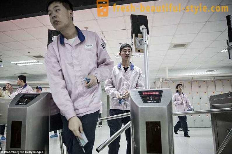 Britu mediji parādīja ikdienas dzīvi cilvēkiem, kas komplektē iPhone Ķīnā