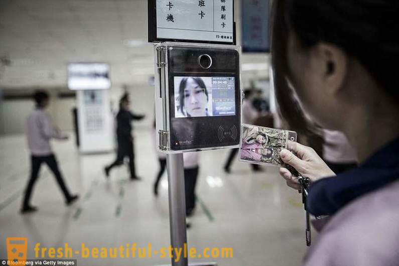 Britu mediji parādīja ikdienas dzīvi cilvēkiem, kas komplektē iPhone Ķīnā
