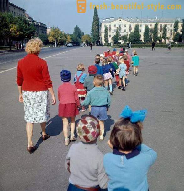 Padomju bērnudārzs pastaigā