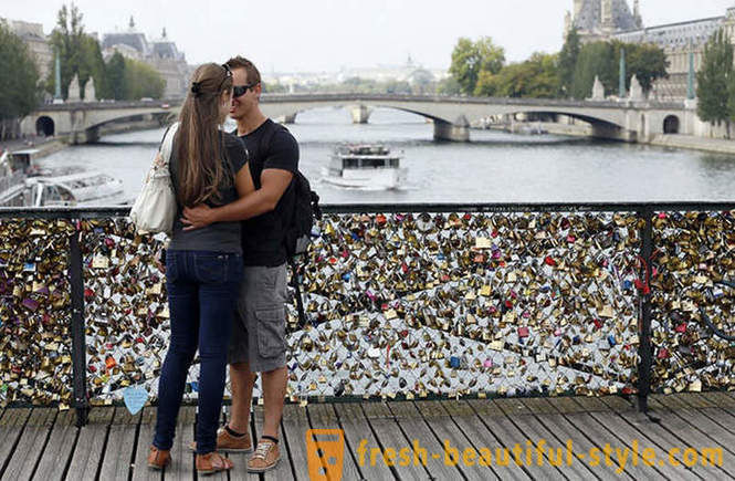 Miljons pierādījumi mīlestības noņemts no Pont des Arts Parīzē