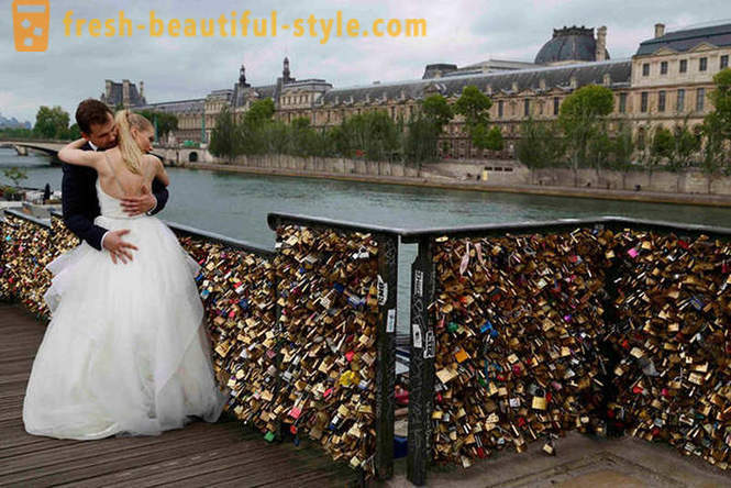Miljons pierādījumi mīlestības noņemts no Pont des Arts Parīzē