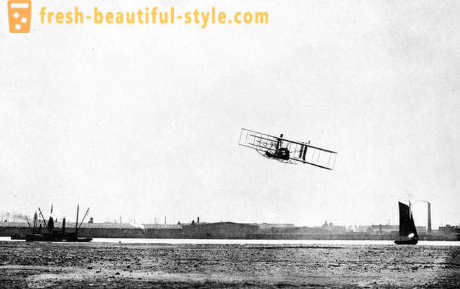 Pirmais pilotējams lidojums ar lidmašīnu