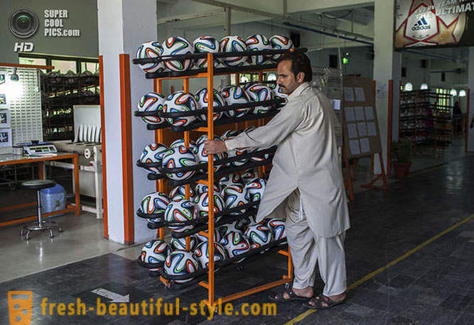 Ražošana no oficiālajiem 2014. gada Pasaules kausa bumbiņas Pakistāna