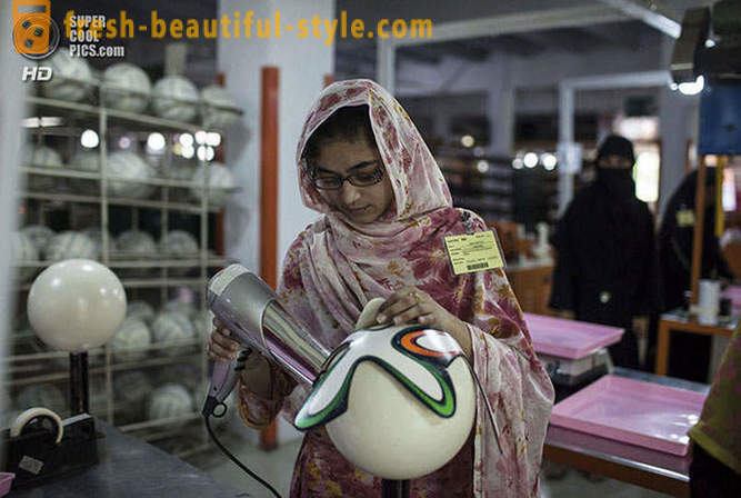 Ražošana no oficiālajiem 2014. gada Pasaules kausa bumbiņas Pakistāna