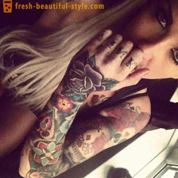 Sieviešu tetovējums uz viņa rokas: pievilcīgs izteiksme