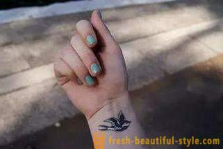 Sieviešu tetovējums uz viņa rokas: pievilcīgs izteiksme