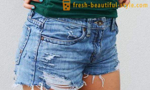 Kā padarīt modes saplēstas bikses no vecām džinsu