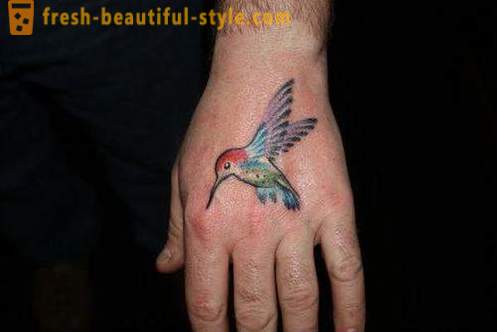 Kolibri tetovējums - simbols vitalitāti un enerģiju