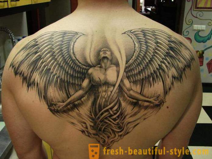 Vīriešu tetovējums uz muguras: plusi, mīnusi un iespējas skices.