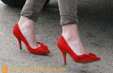 Sarkanas kurpes: ko valkāt?