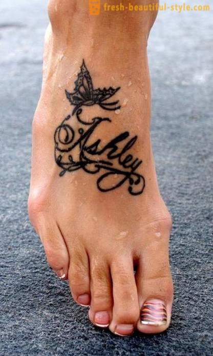 Tetovējums uz viņa kājām - mazs sieviešu palaidnība