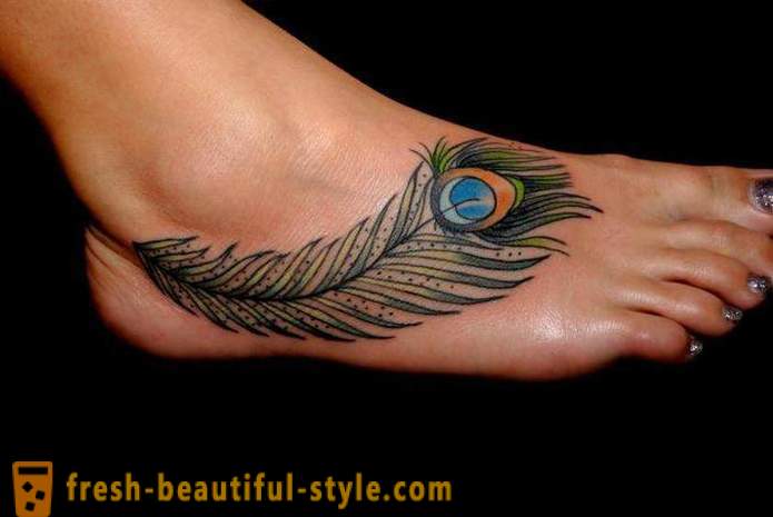 Tetovējums uz viņa kājām - mazs sieviešu palaidnība
